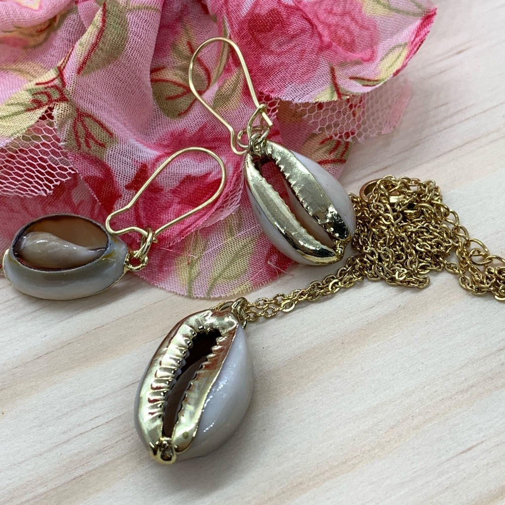 Shell Set Earrings and Necklace - Picture 2 of 3